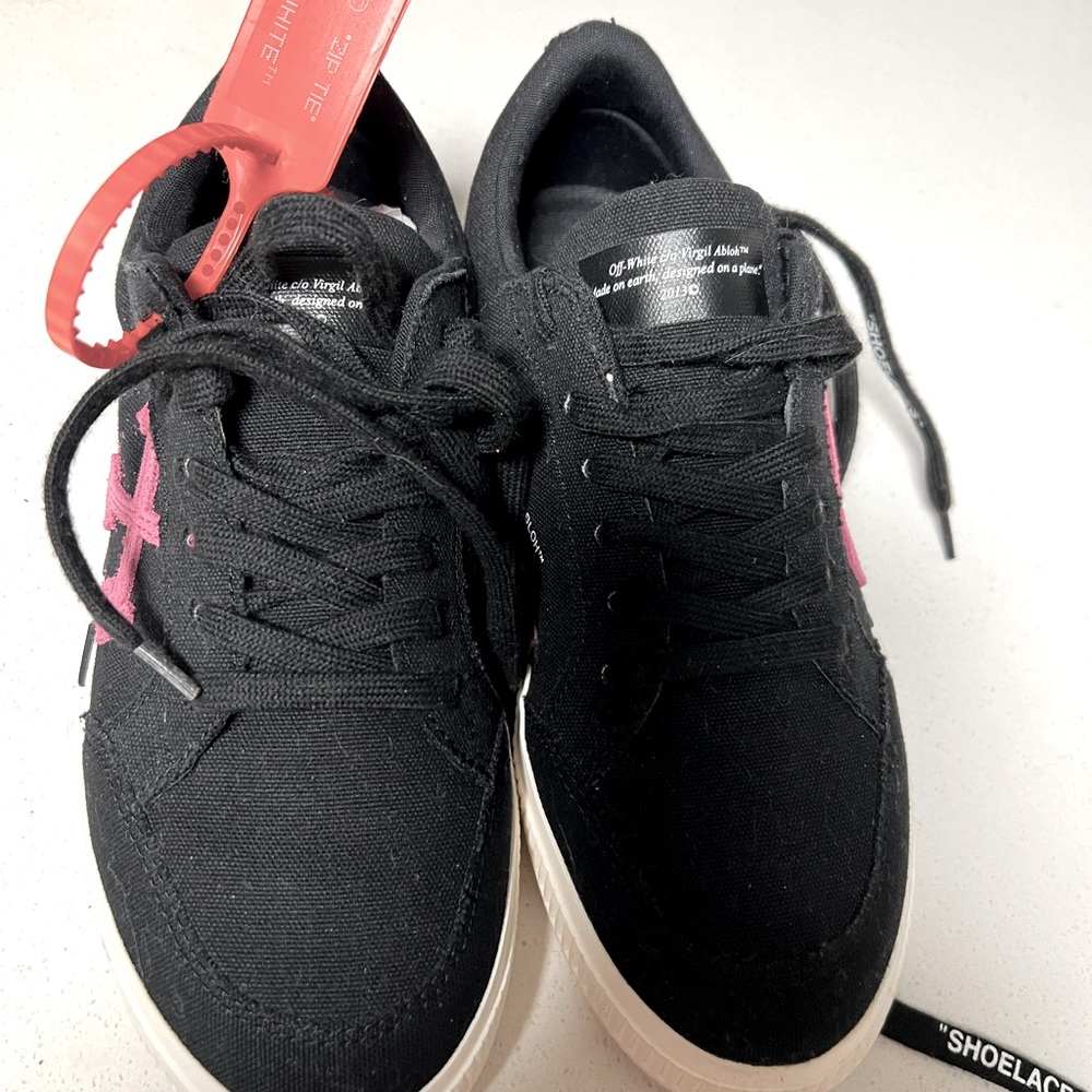 Off white sneaker